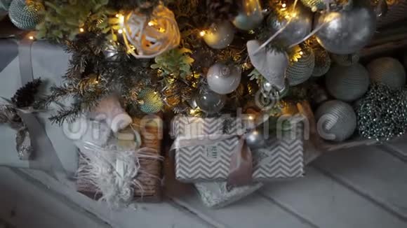 圣诞树上圣诞树玩具的特写圣诞玩具视频的预览图
