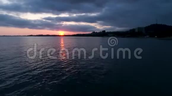 夕阳西下海滨城市景观夕阳西下苏呼米阿布哈兹视频的预览图