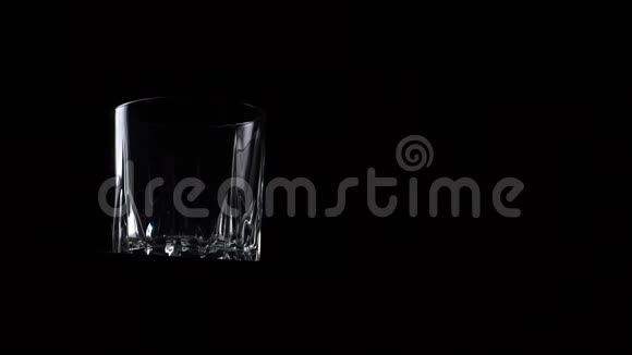 手浇威士忌或酒精饮料罐面玻璃视频的预览图