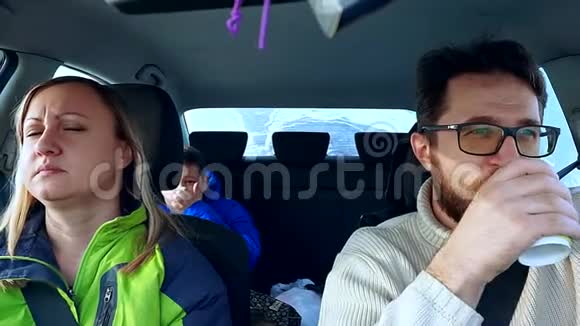 家人爸爸妈妈和儿子在车里吃三明治喝咖啡视频的预览图