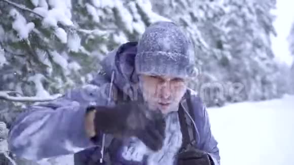 寒冷的冬天冻僵的人穿过树林视频的预览图