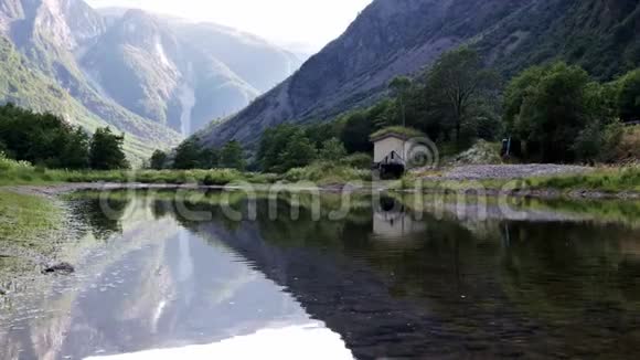 典型的挪威景观有小房子湖和山视频的预览图