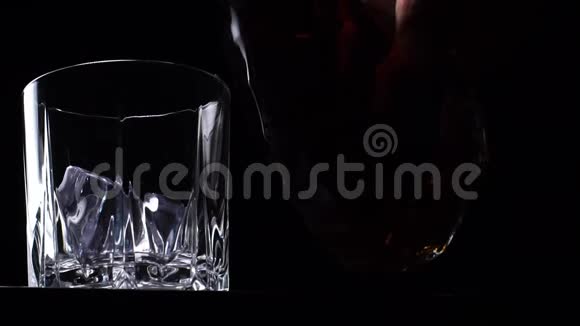 手浇威士忌或酒精饮料罐面玻璃视频的预览图