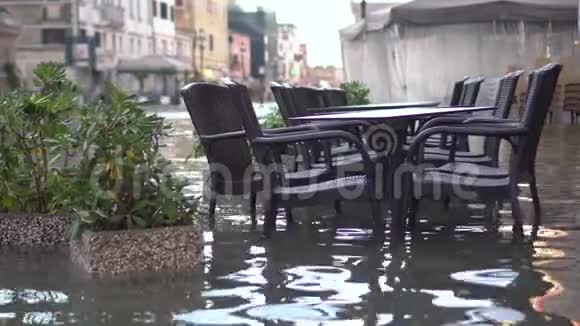 水灾城市的酒吧桌椅视频的预览图