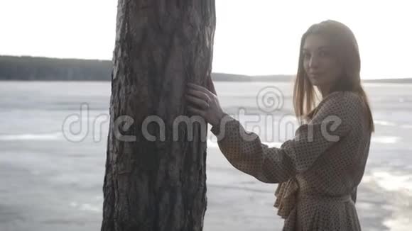 女孩正在摸树视频的预览图