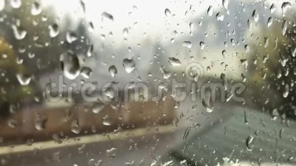 在玻璃上下一滴雨视频的预览图