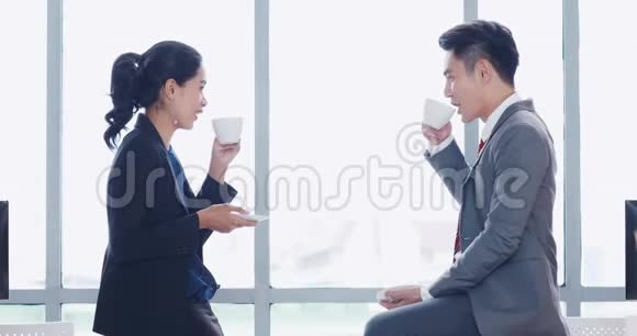商务人士在喝咖啡时交谈视频的预览图
