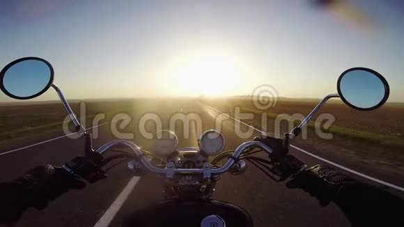 晚上骑着神奇的摩托车朝太阳行驶经典巡洋舰永远视频的预览图