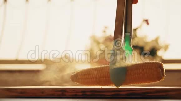 刚煮好的玉米用钳子放在桌子上视频的预览图