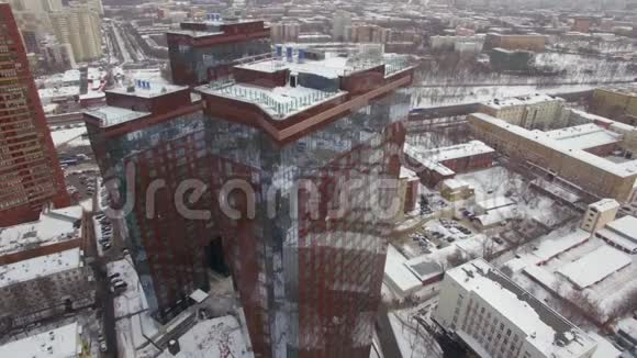 从空中俯瞰光滑的现代建筑衬托城市风光视频的预览图