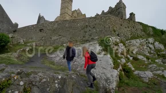 两个女孩在爱尔兰旅行参观著名的卡谢尔岩石视频的预览图