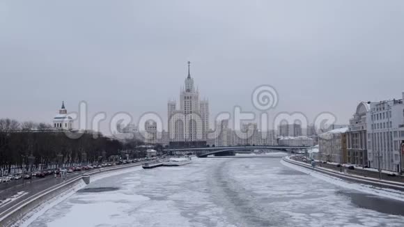 俄罗斯莫斯科2018年12月外交部背景下莫斯科河12月冻结视频的预览图