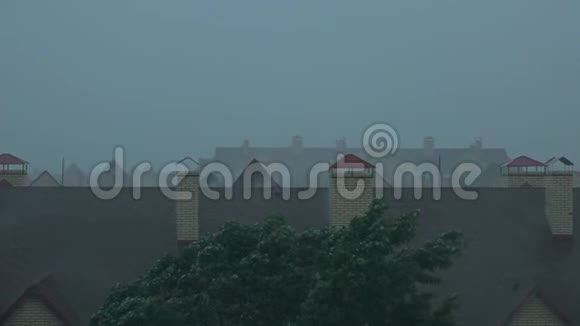 暴雨中城镇房屋的倾斜屋顶视频的预览图