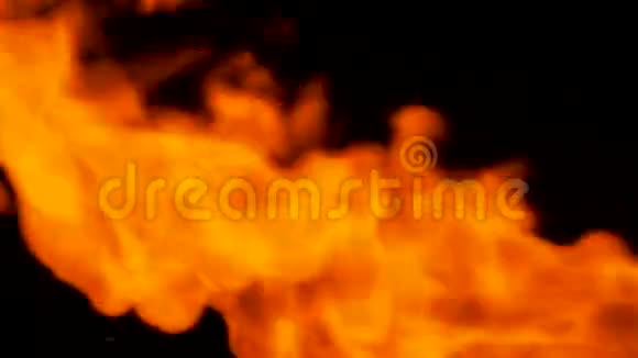 美味的炸薯条在火焰中落下视频的预览图