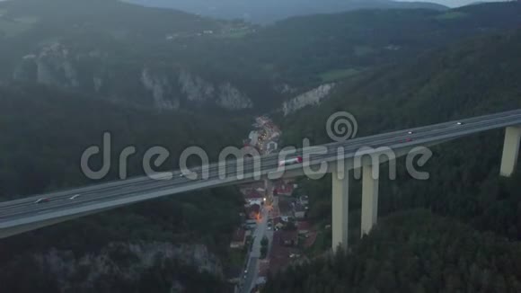傍晚在山上小镇上空鸟瞰奥地利公路桥视频的预览图