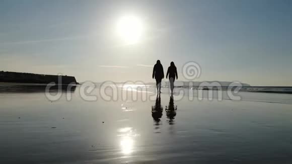 日落时分在卡斯特洛克海滩散步视频的预览图