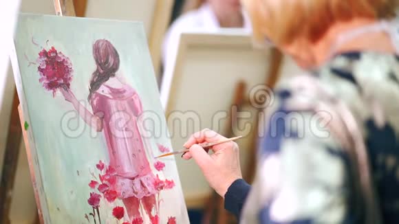 女艺术家用油画颜料在画布上作画视频的预览图