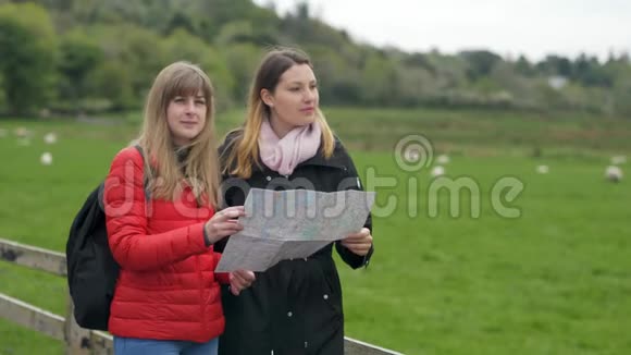 两个朋友在爱尔兰美丽的风景中旅行视频的预览图