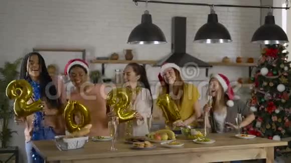 数字箔2021年女孩在厨房玩圣诞夜朋友聚会视频的预览图