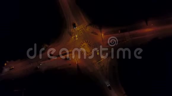 夜间环形交叉路口的空中上升时间间隔视频的预览图