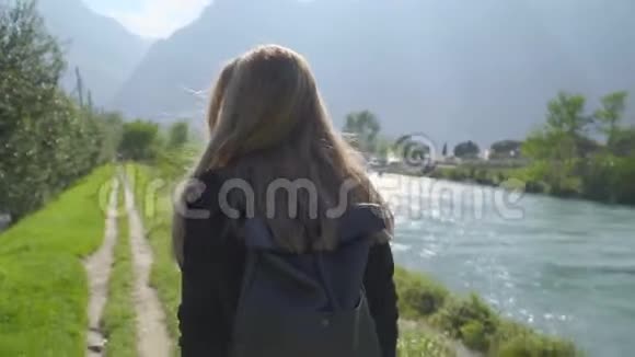 少女沿着河走视频的预览图