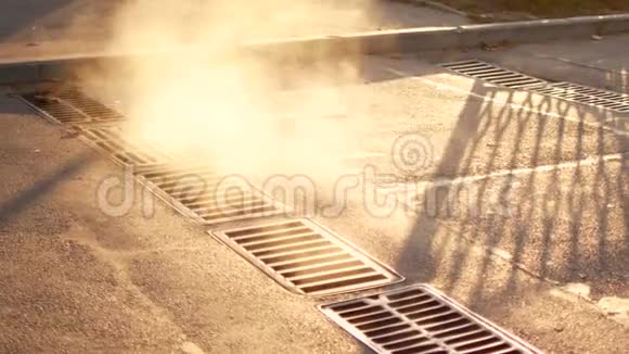 城市下水道的蒸汽城市的早晨蒸汽来自城市的下水道视频的预览图