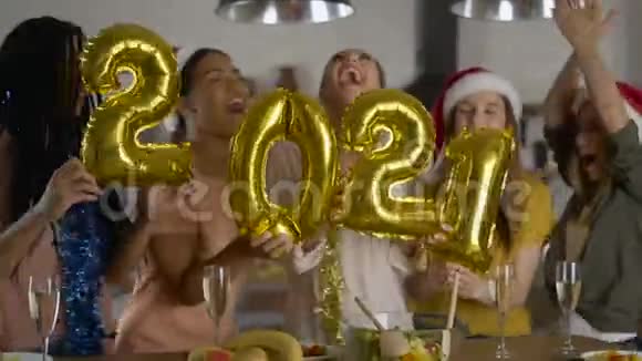 数字箔2021年女孩在厨房玩圣诞夜朋友聚会视频的预览图