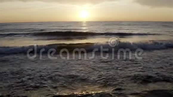 太阳落山时的海浪视频的预览图