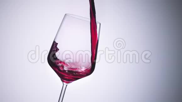 超级慢动作高速红葡萄酒流入一个大波尔多酒杯视频的预览图