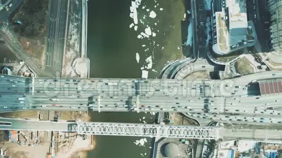 冰河上方汽车和铁路桥梁的高空俯视图视频的预览图