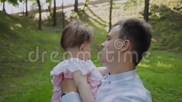 年轻的爸爸把孩子抱在怀里视频的预览图