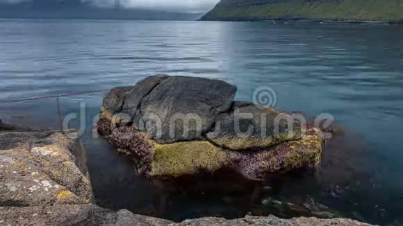 法罗群岛海岸线上的Rinkusteinar岩石流失期视频的预览图