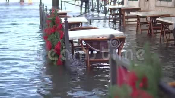城市里的餐桌被水淹没视频的预览图