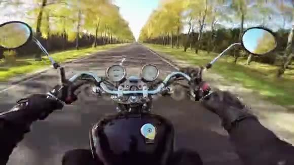 在美丽的道路上骑着神奇的摩托车经典巡洋舰永远视频的预览图