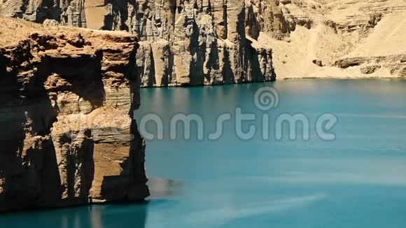 石灰华悬崖俯瞰蓝色湖泊视频的预览图