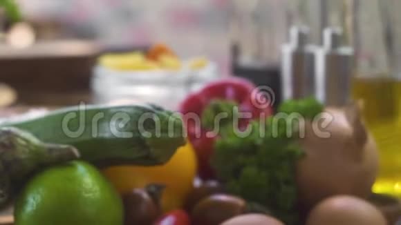 在厨房做素食沙拉时男性手拿盐做咸菜厨师用手拿盐视频的预览图