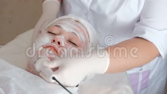 一名妇女在美容诊所接受皮肤提升的超声波电泳美容师的手滑了出来视频的预览图