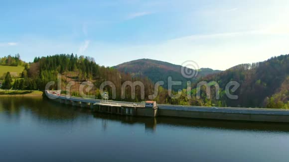 湖泊附近有水力发电厂的大坝水库的鸟瞰图视频的预览图