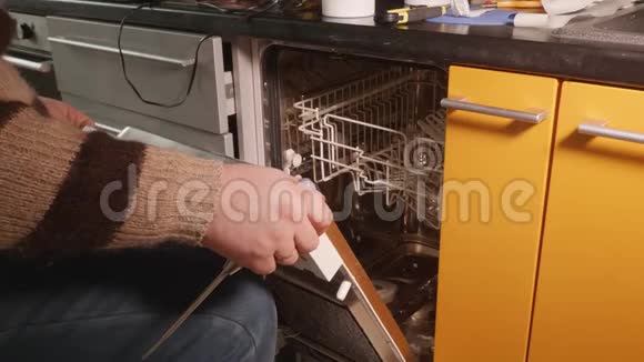 人在修理完洗碗机后组装洗碗机手巧的人他的手靠近视野视频的预览图