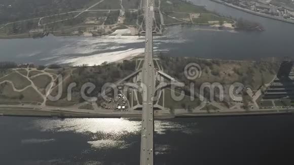杜加瓦河上的一座桥在欧洲城市有汽车来往视频的预览图