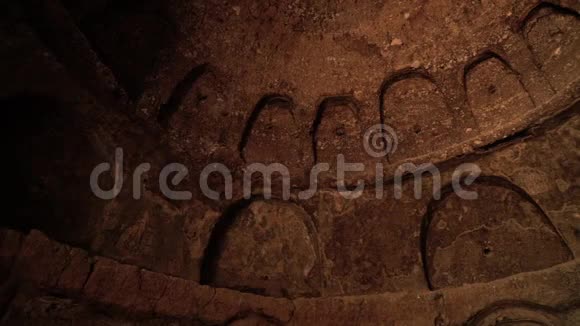 石窟石穹顶内部有拱形壁龛视频的预览图