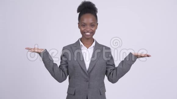 年轻快乐的非洲女商人比较什么视频的预览图