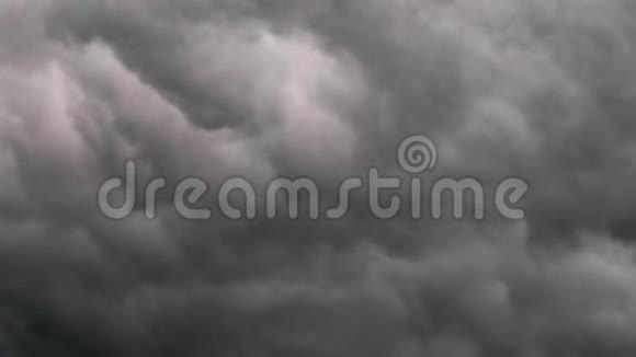 意大利4k山上的黑色风暴云正在快速移动视频的预览图