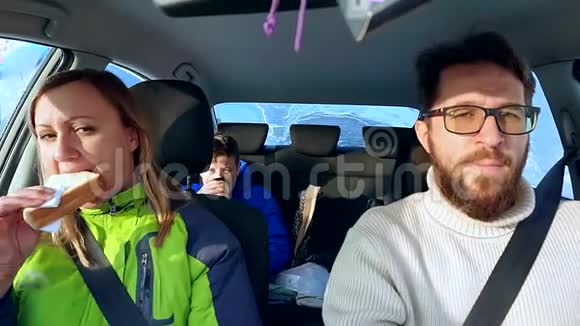 家人爸爸妈妈和儿子在汽车三明治里吃饭视频的预览图