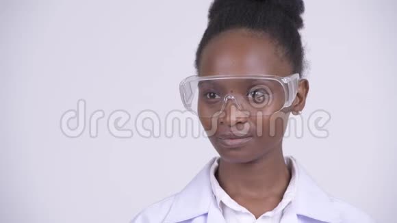 年轻快乐的非洲女医生戴着防护眼镜思考视频的预览图