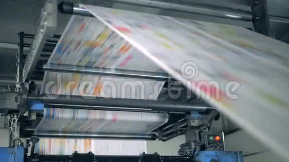 一台机器工作在印刷设施中滚动印刷报纸视频的预览图