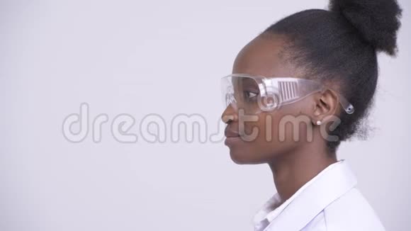 带防护眼镜微笑的年轻非洲女医生简介视频的预览图
