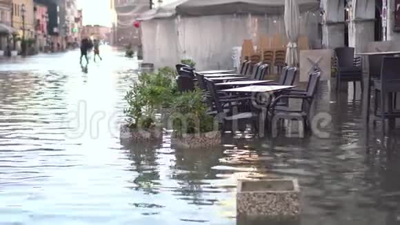水灾城市的酒吧桌椅视频的预览图
