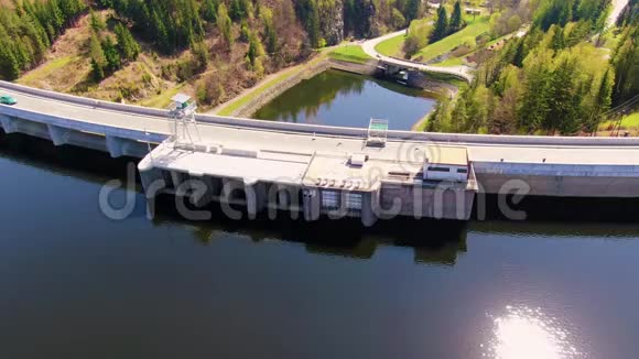 湖泊附近有水力发电厂的大坝水库的鸟瞰图视频的预览图