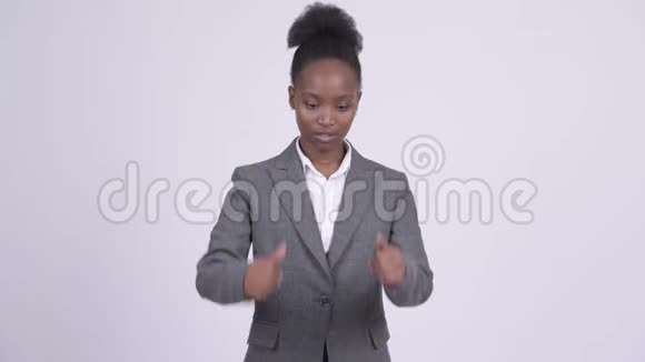 年轻迷茫的非洲女商人在竖起大拇指和竖起大拇指之间做出选择视频的预览图